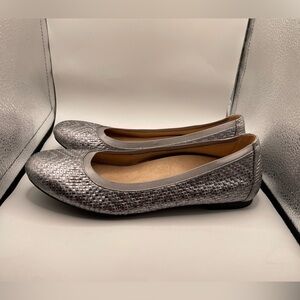 Vionic Anita Elegant Silver Women's Flats size 9.5